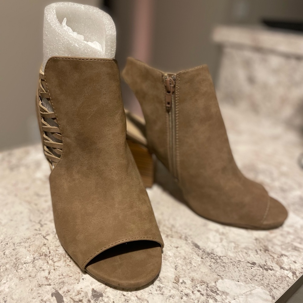 JustFab Criss Cross Cut Out Peep Toe Booties size 8.5